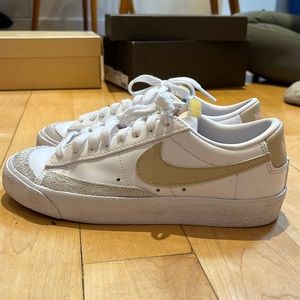 White Nike blazer low 77